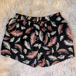 ✨sale✨ Feather printed shorts